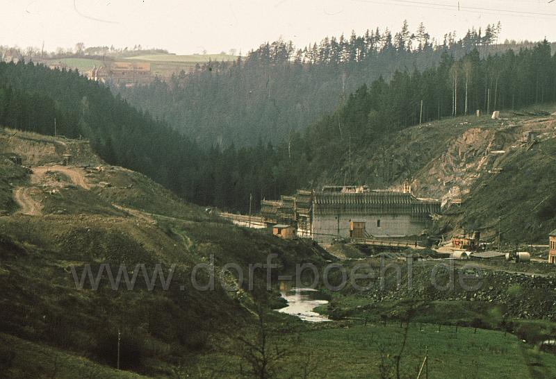 001 (89).jpg - Bau der Sperrmauer, im Hintergrund ist der Neubau des "Konsum" in Jocketa zu sehen